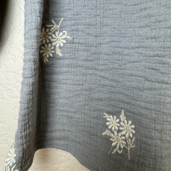 Zara Girls Embroidered Blouse Gray White Floral Linen sz 5/6 - Picture 3 of 10